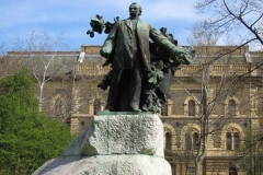 127 Deák Ferenc szobra