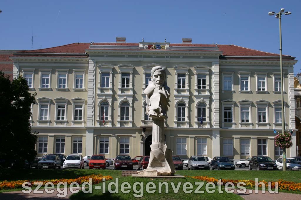 131 Klebelsberg Kunó szobra a Bérház előtt