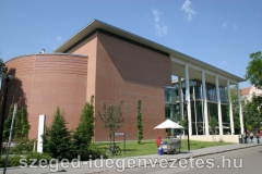 270 Az egyetem információs központja
