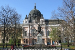 306  Hódmezővásárhely, a Banképület, Kossuth Lajos szobrával